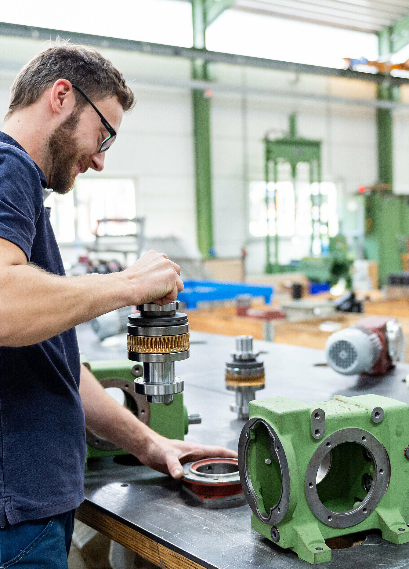 Techniker bei der Montage eines Elektromotors im Servicebereich